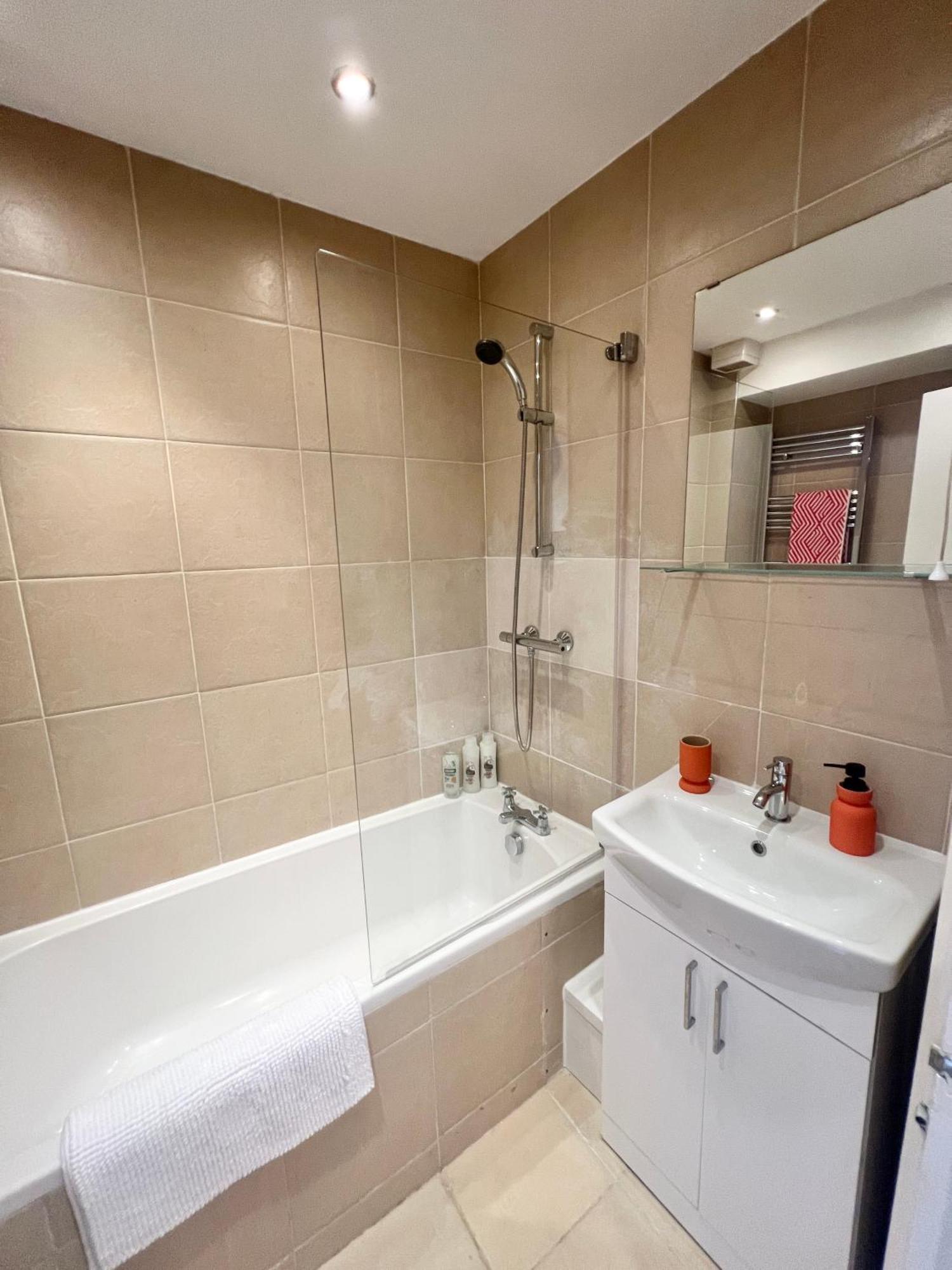 Charming Central Windsor 2 Bed Cottage Free Residents Parking And Private Garden Legoland Ascot Windsor Castle Thorpe Park Heathrow Airport Dış mekan fotoğraf
